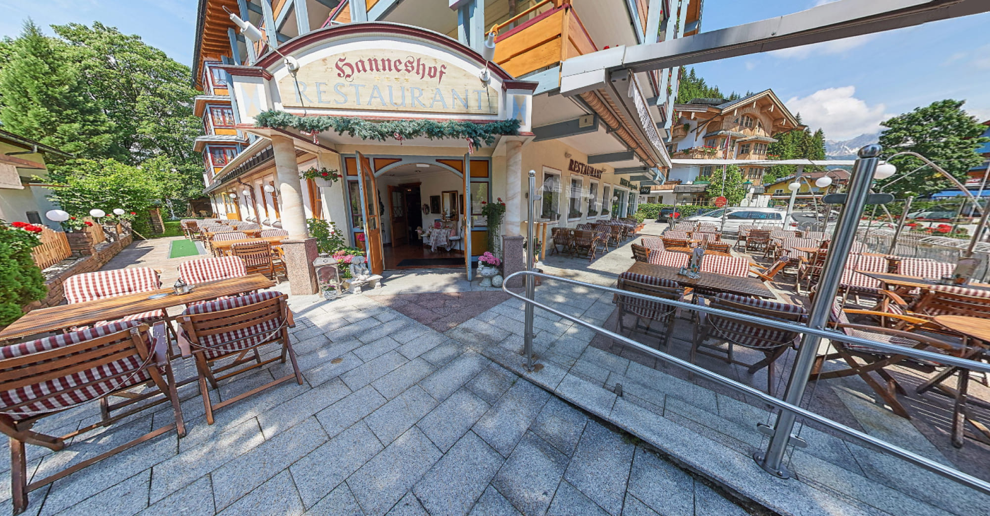 Essen und Trinken auf der Sonnenterrasse und im Restaurant Hotel Hanneshof im Zentrum von Filzmoos